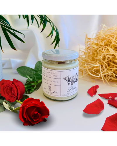 Vela aromática de rosas naturales con cera blanca en recipiente de vidrio transparente, decorada con pétalos de rosas secas